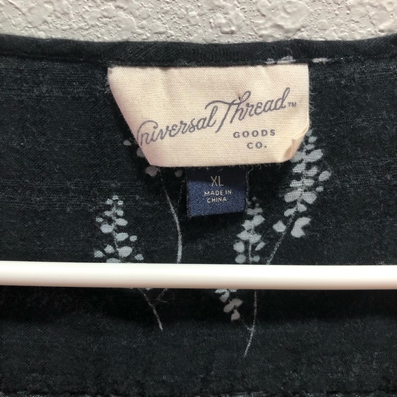 Universal Threads Top - Picture 2 of 2